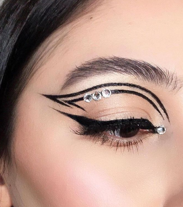 Grafik Eyeliner Trendi ile Hayal Gücünü Konuştur