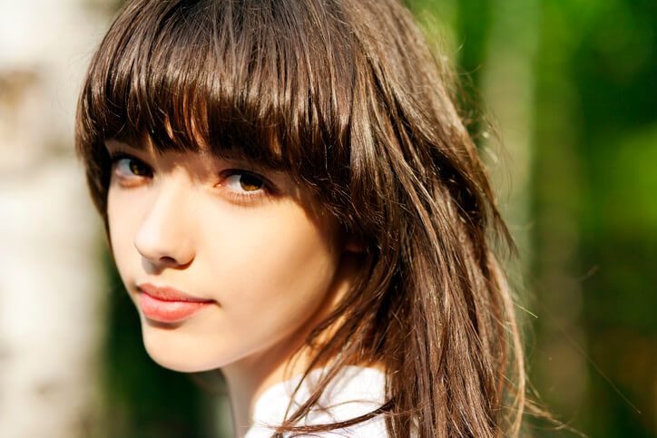 Curved Bangs Saç Stili Nedir?