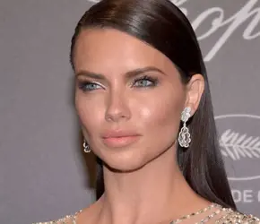 Adriana Lima'nın Kusursuz Makyajının Sırları