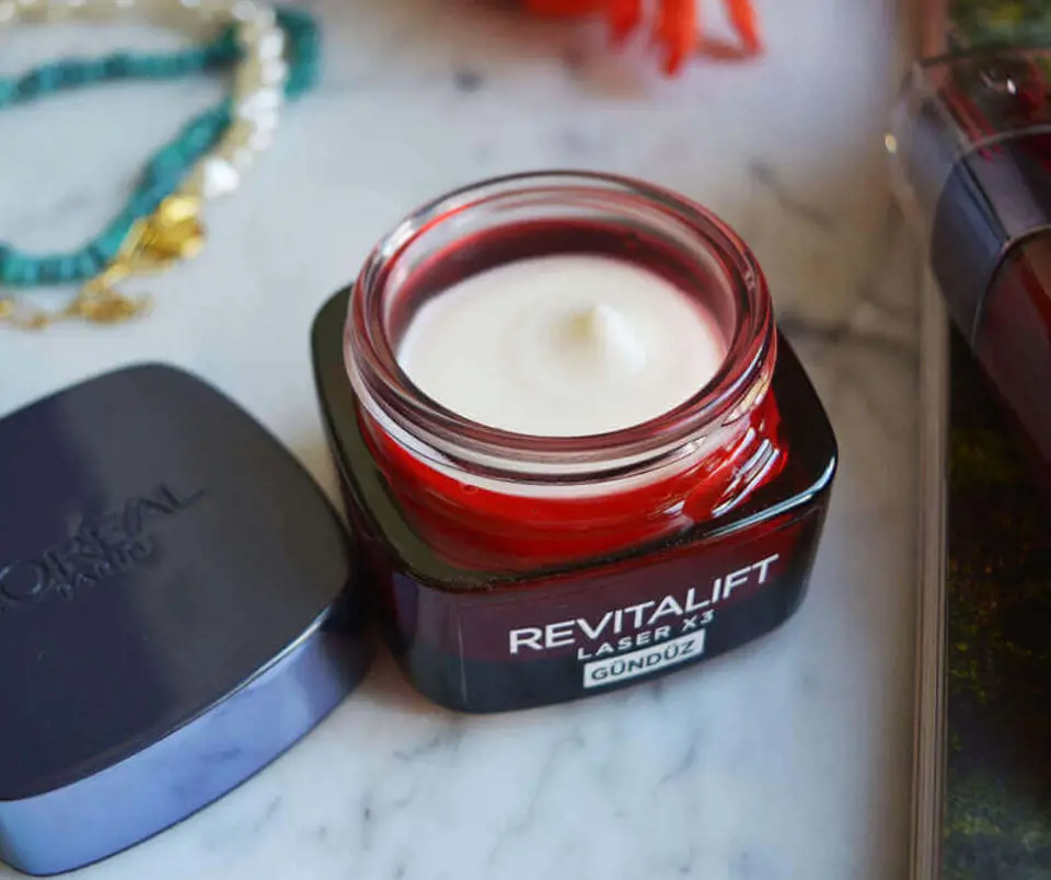 Anti-aging için: L’Oréal Paris Revitalift Lazer X3 Gündüz Kremi