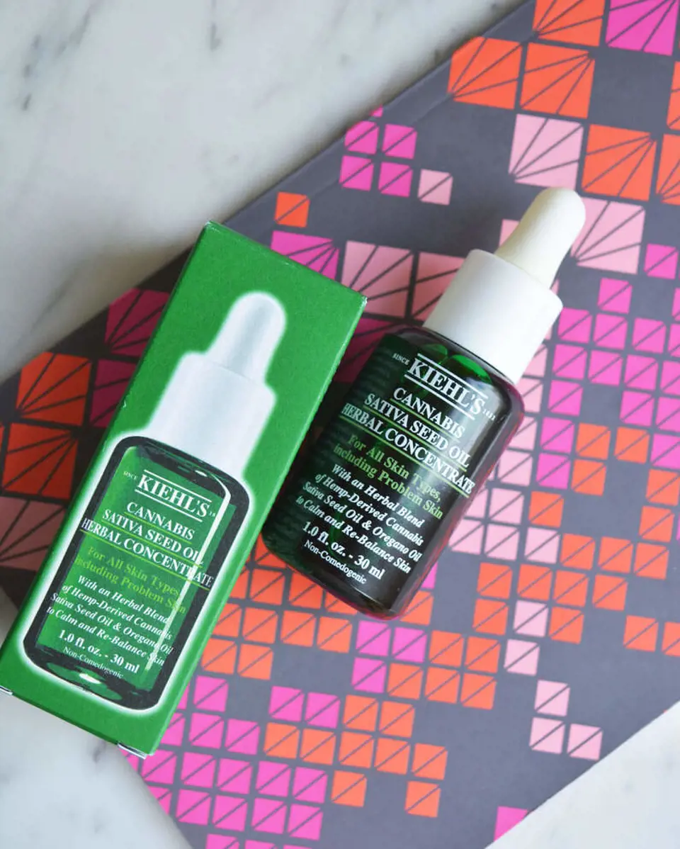 Yatıştırıcı bitkisel serum: Kiehl’s Cannabis Sativa Seed Oil Herbal Concentrate