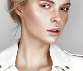 Aydınlatıcıda Boyut Atla: Maybelline New York Master Chrome ve Master Holographic